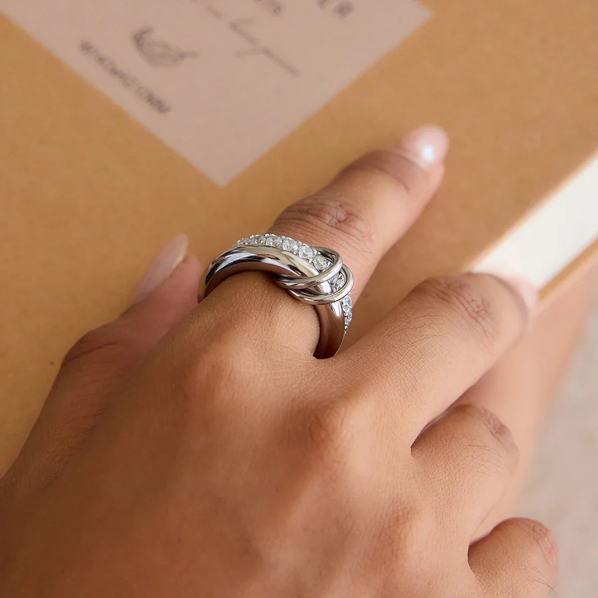 Ring med dobbelt lag og hvid zirkon