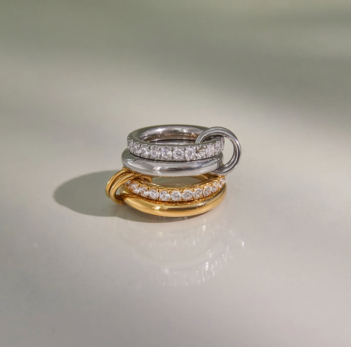 Ring med dobbelt lag og hvid zirkon