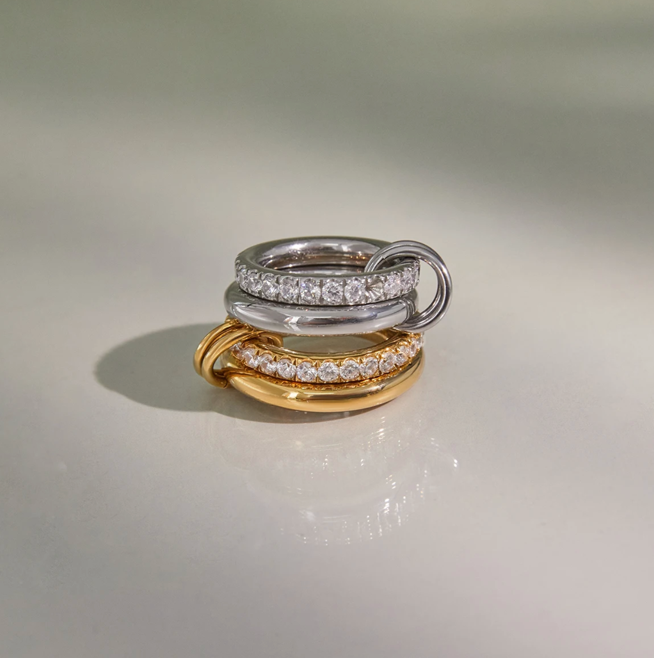 Ring med dobbelt lag og hvid zirkon