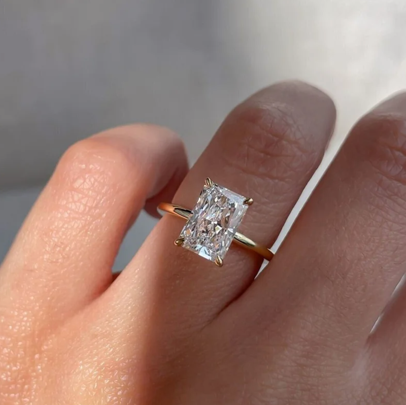 Solitaire-ring med moissanit i radiant-slibning