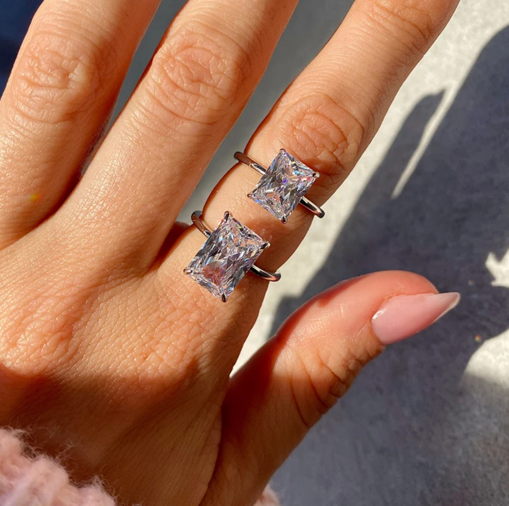 Solitaire-ring med moissanit i radiant-slibning