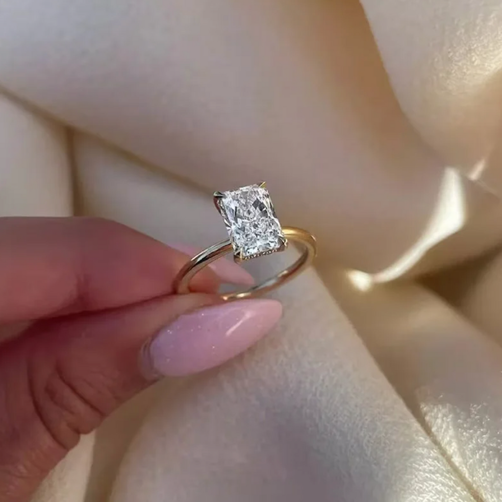 Solitaire-ring med moissanit i radiant-slibning