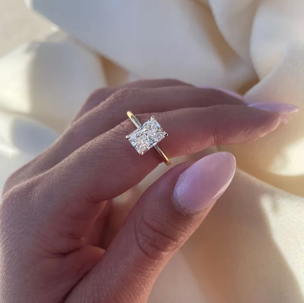 Solitaire-ring med moissanit i radiant-slibning