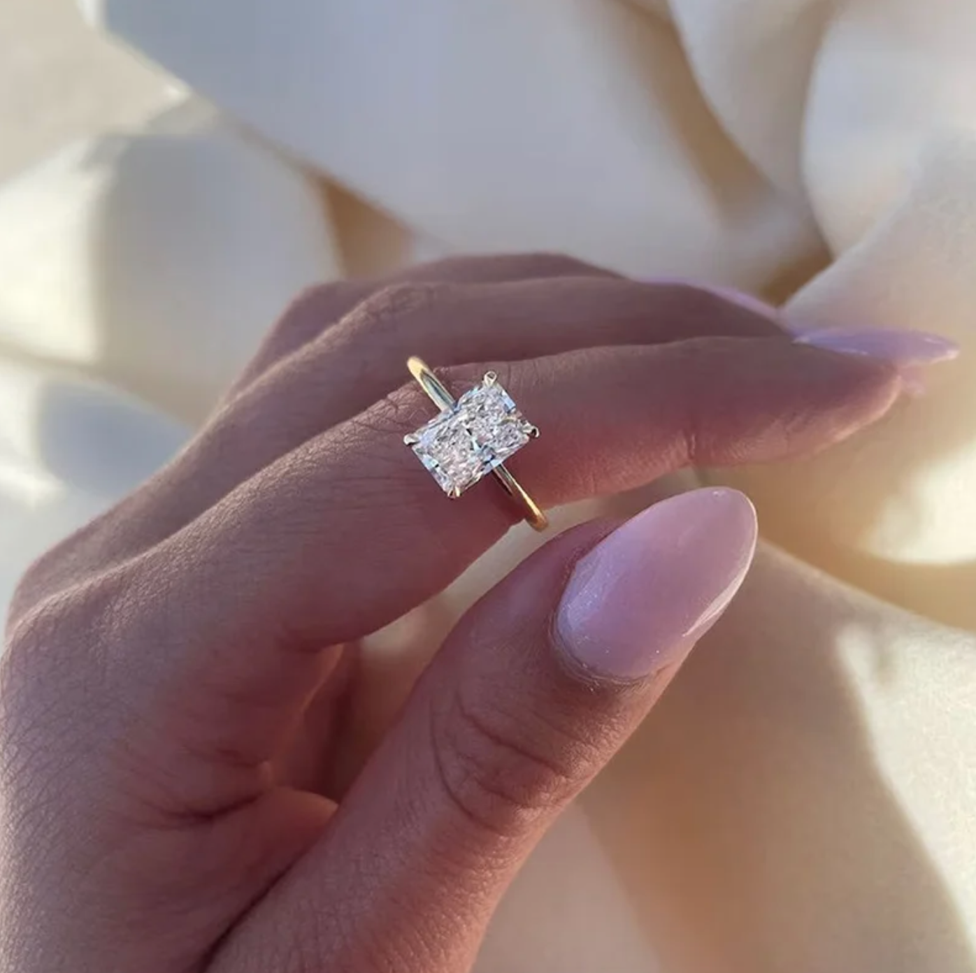 Solitaire-ring med moissanit i radiant-slibning