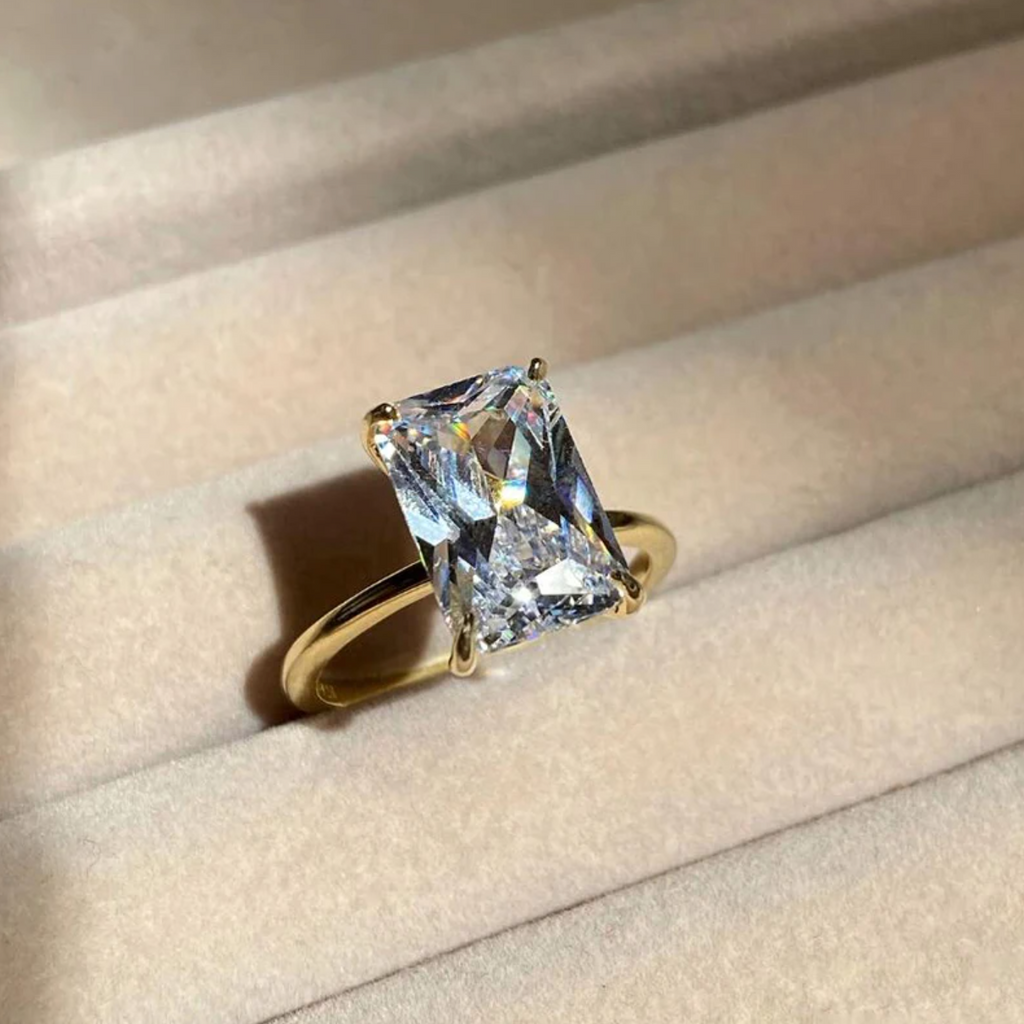 Solitaire-ring med moissanit i radiant-slibning