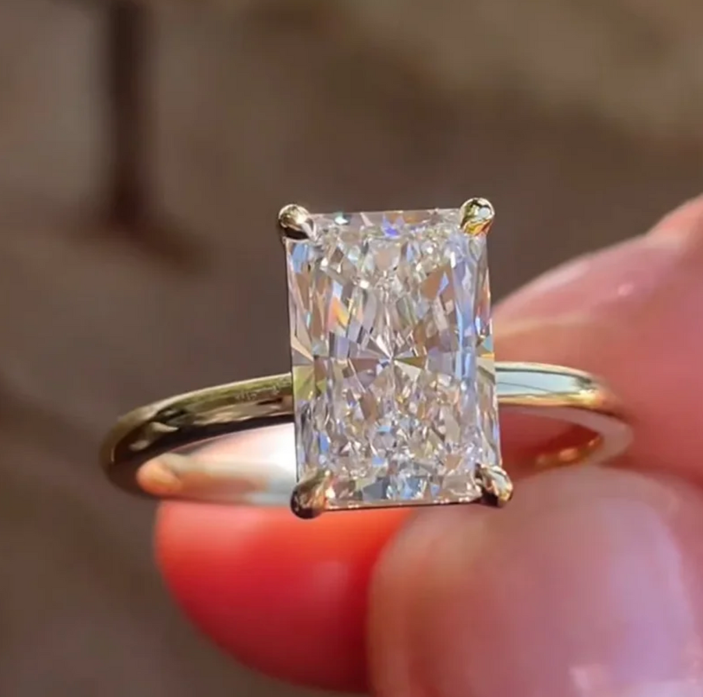 Solitaire-ring med moissanit i radiant-slibning